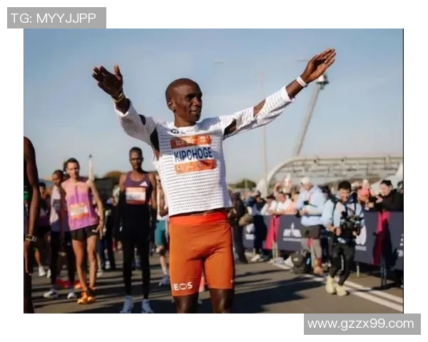 金发退役足球明星重返赛场幕后 揭示传奇生涯的精彩与挑战 金发退役足球明星重返赛场幕后 揭示传奇生涯的精彩与挑战